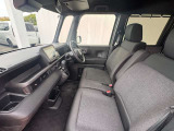 シフトレバーがインパネ内にあるため、運転席と助手席を遮るものがありません。足元を広々ご使用いただけます。ウォークスルーも可能です。