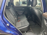 ◆後部座席◆後席も大人の方でもゆったり乗れるスペースを確保。足元も深くシートのクッションも柔らかくロングドライブの疲労を軽減してくれます。