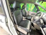 運転席まわりには十分なスペースがあり、大柄な方でもゆったり運転していただける環境です。