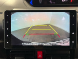 【バックカメラ】ギアをリバースに入れれば自動的にモニターが切り換わるので、車庫入れや後退確認がラクラク OKです!
