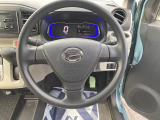インテリアに合わせたデザインのステアリングは、運転される方のことも考え、運転しやすい形状、大きさです。是非一度、実際に触ってお確かめください。