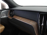ダッシュボードとトンネルコンソールに配されたリニアライムウッドパネルや、コントラストステッチで縁取られたテイラードダッシュボードなど、上質感を演出する装備も充実しています。