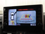 パノラミックビューモニターがついており、狭い道や立体駐車場でも安心して運転いただけます。