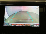 バックギアに入れると、このように後方が映し出されます!駐車の際とても安心!便利!最終確認はご自身の目と耳で必ず行ってください!
