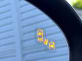 【ブラインドスポットモニタリング】走行中、ドアミラーの死角になりやすい箇所に後続車が接近するとサイドミラー付近に警告を表示、ドライバーに注意喚起をしてくれます。