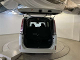 バックドアを上げた状態です。シートのアレンジ次第で荷室のスペースが広くなります!用途に合わせて快適な室内を!