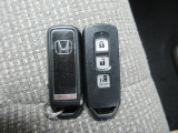 スマートキー付!キーを取り出さなくてもドアロックの施錠・開錠、エンジンの始動が出来ます!雨の日や荷物の多い日にとても便利ですね♪