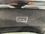 電動パワーゲートです。開閉がボタン1つで開け閉め行えます。また、状況に応じてのトランクハッチ開閉量を簡単に設定可能です。スマートオープナーも便利な機能です。ぜひお試しください。