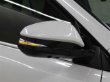 サイドターンランプ付きドアミラー。車両のドレスアップと右左折時の被視認性を兼ね備えたお洒落なミラーです。