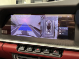 サラウンドビューモニターは、車両周囲のカメラ映像を合成し、上から見たように表示して駐車や安全確認を支援する機能です。
