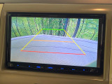 【バックカメラ】駐車時に後方がリアルタイム映像で確認できます。大型商業施設や立体駐車場での駐車時や、夜間のバック時に大活躍!運転スキルに関わらず、今や必須となった装備のひとつです!