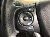 ステアリングにオーディオ操作スイッチが付いています。オーディオ画面に直接タッチしなくても操作が出来ますので、運転に集中できます。