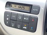 【オートエアコン】一度お好みの温度に設定すれば、車内の温度を検知し風量や温度を自動で調整。暑い&hellip;寒い&hellip;と何度もスイッチ操作をする必要はありません。快適な車内空間には必須の機能ですね♪