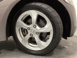 純正アルミホイールを装備しています。足元を引き立てて、美しいボディラインを一層引き締めてくれています。
