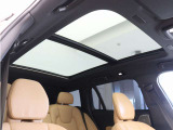 屋根一面まるごととも言える特大サイズのパノラマサンルーフ。晴天時はもちろん、雨天・曇天時にもシェードを開けることで常に開放的な車内空間を実現させてくれます。