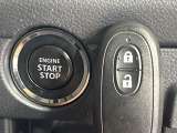 【キーレススタートシステム】カバンやポケットに入れたままでもドアの施錠・解錠が可能なスマートキーを装備。エンジンのオン・オフ時もカギを取り出す必要が無いからとっても便利です♪