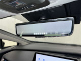 デジタルインナーミラー付き。後方視野角が広く、後席に同乗者がいても後方を確認しやすく安心です。