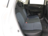 セカンドシート足元も広々です。