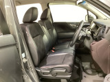 女性でも運転がしやすいように、シートの高さ調整機能(シートリフター)がついています。運転席と助手席の間が空いている為、助手席側への移動がスムーズです。交通量の多い道でも助手席側から乗り降りができます。