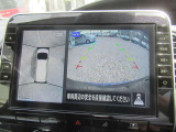 【アラウンドビューモニター装備】 バックカメラによる後方の確認だけでなく4つのカメラで真上から見ている様に周囲360度を写し出し、自車周辺の詳細な状況を確認出来ます。狭い場所での取り回しも安心です。