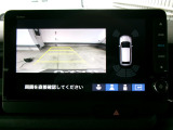 バックカメラの画像です。ガイドラインがスムースな車庫入れをサポートいたします!車庫入れの安心感がアップしますね☆