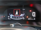 とっても見やすいメーターです。夜間時はラグジュアリーな気分にさせてくれる照明が魅力ですので、夜のドライブも楽しみになりますよ♪