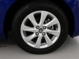 【純正アルミホイール】・・・純正アルミホイールでタイヤの山もしっかり残っております!ユーカー選びのポイントのひとつです。