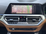 BMWのナビゲーションは操作性も良く、詳細な地図情報と交通状況を見やすく表示し、快適なドライビングをサポートしながら目的地までナビゲートします。