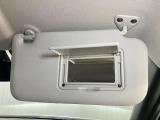 【運転席サンバイザー】鏡が付いているのでメイク直しなどにも便利★