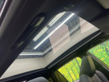 【ガラスルーフ】ガラスルーフ搭載で車内の解放感が一気にアップ!開放的なドライブをお楽しみいただけます。