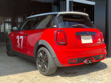 MINI のボディ構造は、高い剛性を持っているにも関わらず、衝撃吸収には欠かせない折り畳み式を採用。前面、背面、側面からの衝撃や、横転した場合にも、搭乗者、そして歩行者の被害を軽減します。