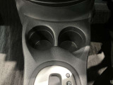 両席側前部にドリンクホルダーあります♪運転中でも手が届きやすい位置にあって使い易いです♪