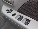 電動格納ドアミラー+全席パワーウィンドウ!運転席はワンタッチ式で、キーオフ後の作動も可能!挟み込み防止機構付で安心です!