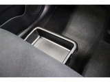 運転時の靴などを収納するときに便利な助手席シート下の収納スペースです。