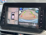 アラウンドビューモニターです。上空からお車の周りを見る感覚で表示されますので、車庫入れも簡単