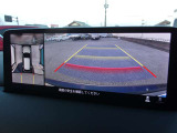 360度ビューカメラを搭載。4方の小型カメラの映像を処理し、車両真上からの映像に変換しています。