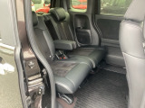 ホンダ車の低床ボディは、チャイルドシートへのお子さまの乗降や荷物の積載もスムーズ。後席にも左右分離式のアームレストがついております。ゆっくりおくつろぎいただけます。