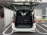 バックドアは大きく開きます。定員乗車時でも十分広いラゲッジスペースを確保しています