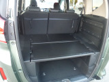 フル乗車時でも十分な荷室です。