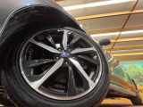 【純正18インチアルミホイール】外観にマッチした純正アルミホイールを装着しております。各種社外アルミホイールや、スタッドレスタイヤも取扱いしております。是非ご相談ください♪