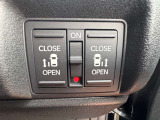 当車両は両スライドドアともパワースライドです。外からも開けれますが、運転席右下にあるボタンで車内からの開閉も可能です。雨の日や大きい荷物を持っているときなどに重宝します。