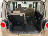 後部座席は分割でシートを倒すことができます。大きな荷物、ゴルフバックも積めます。上質で広々とした室内だから、みんなが心地よく車内で快適に過ごせます♪