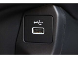 USBジャックも搭載。車内で音楽再生だけではなくスマートフォン等の機器へ充電可能です♪