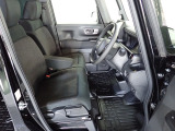 フロントシートはベンチシートです、運転席と助手席の移動が簡単です。真ん中にはアームレストも装備されています! また運転席シートの高さも調整できます。