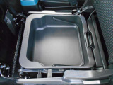 助手席の下に収納も可能です