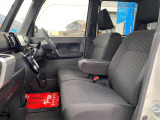 運転席シート周りは使用感はありつつも、良好な状態となっております。