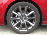 18インチ純正アルミホイールを装備。タイヤサイズは215/45R18となります。