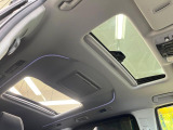 【サンルーフ】開放感たっぷりの希少装備、サンルーフが装着されています!車内に明かりを取り入れたり景色を楽しむ以外にも、車内の空気も簡単に換気できて快適です!