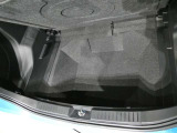 荷室トレイ下収納スペース有ります。