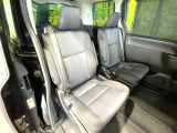 後部座席も気になるようなキズ・汚れやへたり等、大きなダメージはなく、良好な状態です。